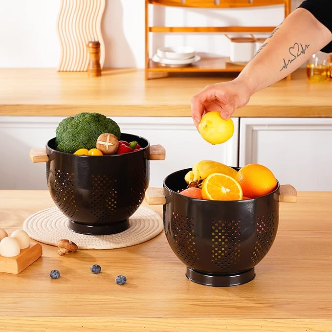 Metal Colander with Wood Handle and Stable Base, Powder Coated Steel Kitchen Strainer Basket for Draining Pasta, Vegetable and fruit (5.5quart,Bright Black)