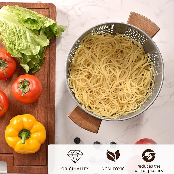 Metal Colander with Wood Handle and Stable Base, Powder Coated Steel Kitchen Strainer Basket for Draining Pasta, Vegetable and fruit(5.5quart,Greyhammertone)