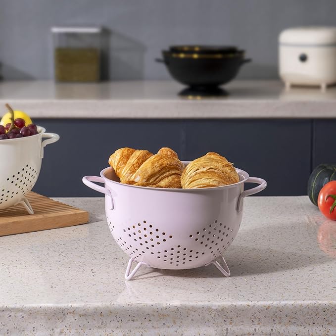 Metal Colander 5 Quart Powder Coated Self-draining Metal Strainer with Base,Kitchen Pasta Fruit Vegetable Basket with Double Handles (Pink)